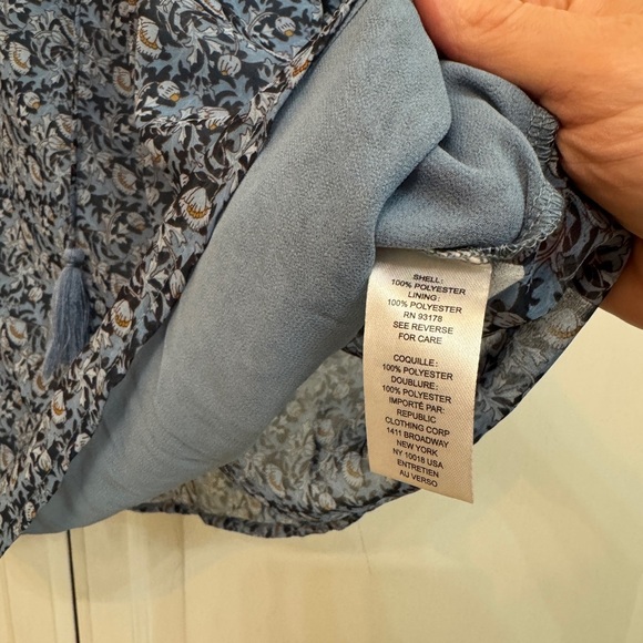 Chelsea & Theodore 1X Blue Floral Relaxed Blouse - Picture 5 of 7